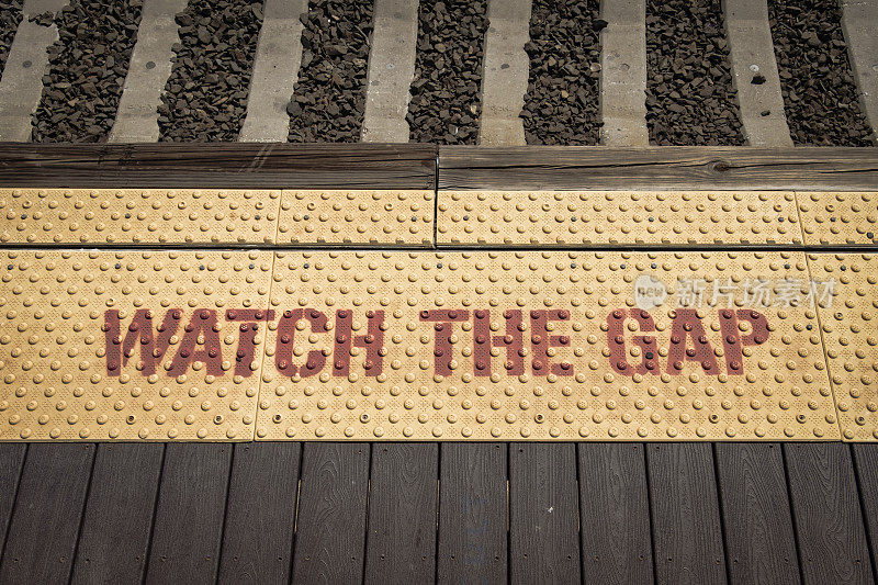 火车站月台上的“注意间隙”警告标志，特写