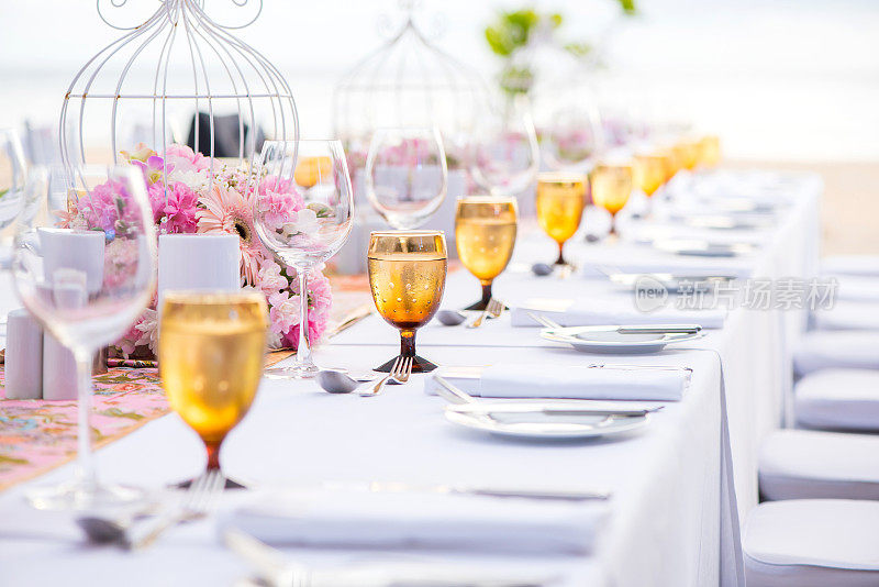 豪华婚礼的餐桌布置，桌上摆放着美丽的鲜花。