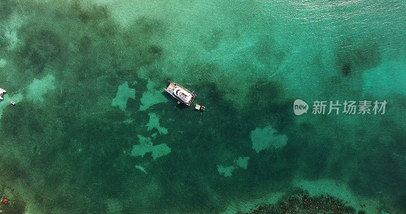 在绿色礁海洋上的双体船的顶视图，巴哈马