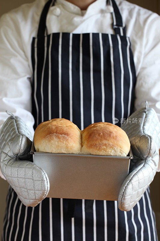 新鲜烘焙的自制白面包