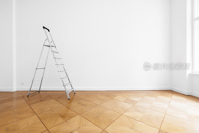 白色墙壁，木地板的空房间的梯子