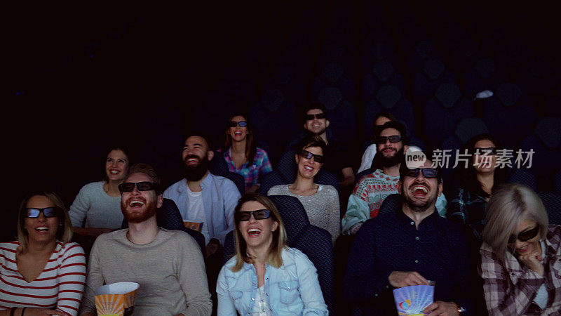 一群人在电影院看电影