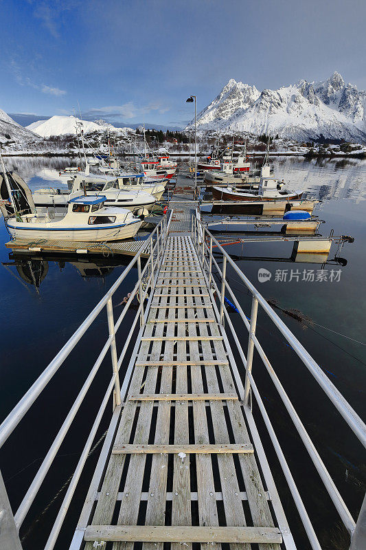 查看网元。在渔港sildpolltjonna湾。Austnesfjorden-Austvagoya-Nordland-Norway。0160