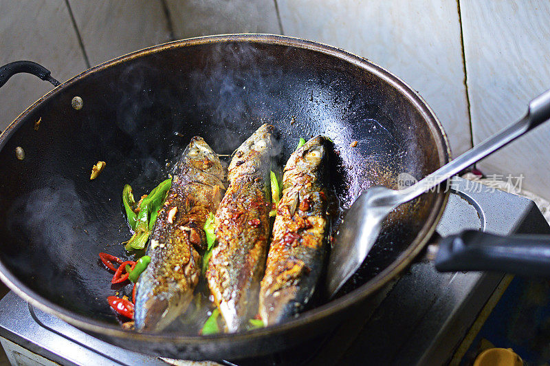 中国的家常菜。青椒红椒锅里的三种鱼。