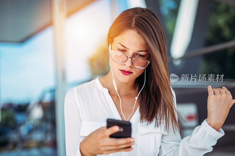 女商人正在检查wifi网络