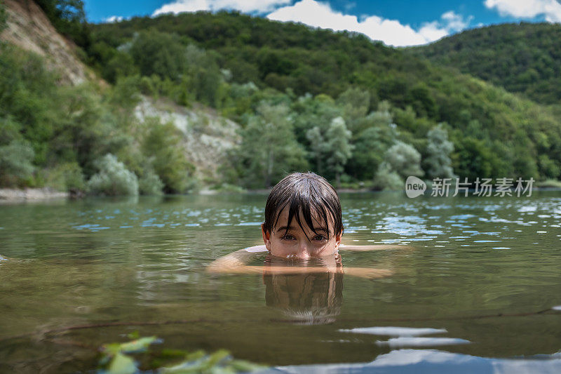 在湖中浸泡