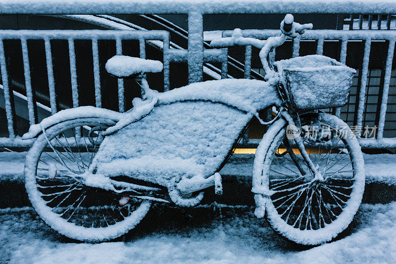 自行车在雪