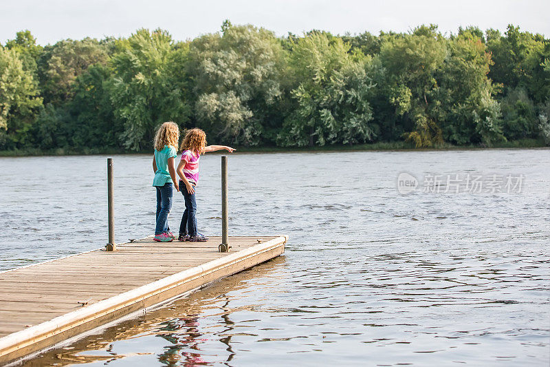 站在密西西比河码头尽头的两个女孩