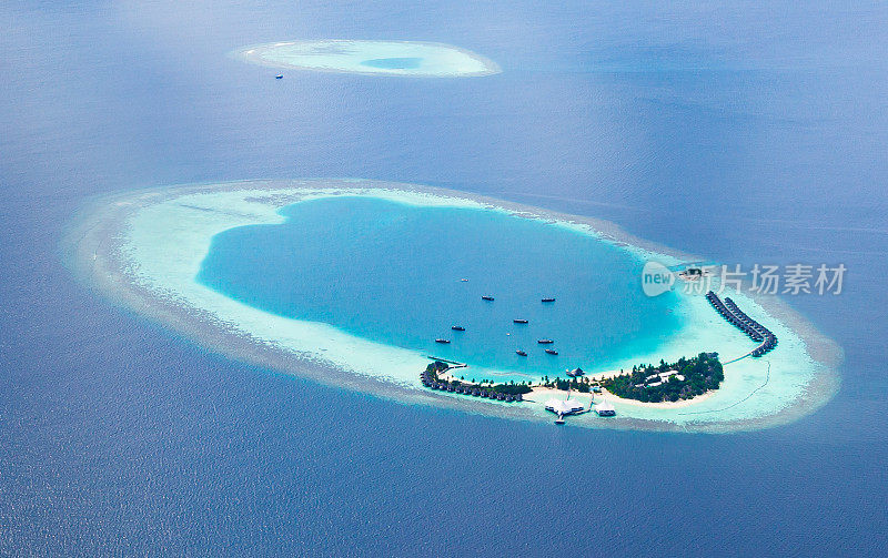 从水上飞机鸟瞰图的马尔代夫环礁。