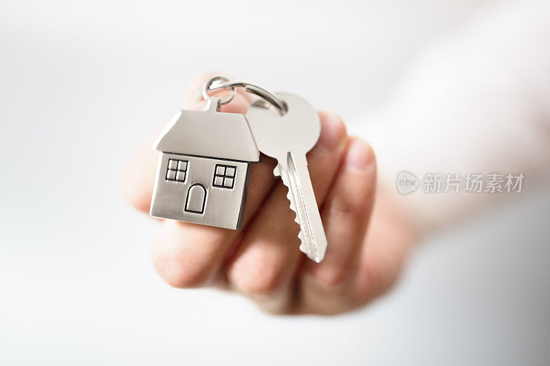 房地产经纪人给房子钥匙