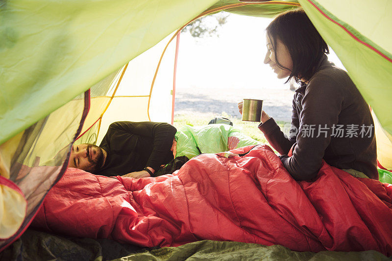 情侣旅行，花时间在帐篷里，早上喝咖啡