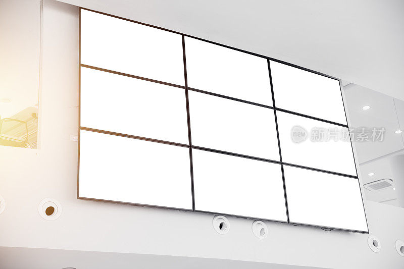 现代办公大楼的液晶显示屏面板，在空白屏幕上有剪切路径