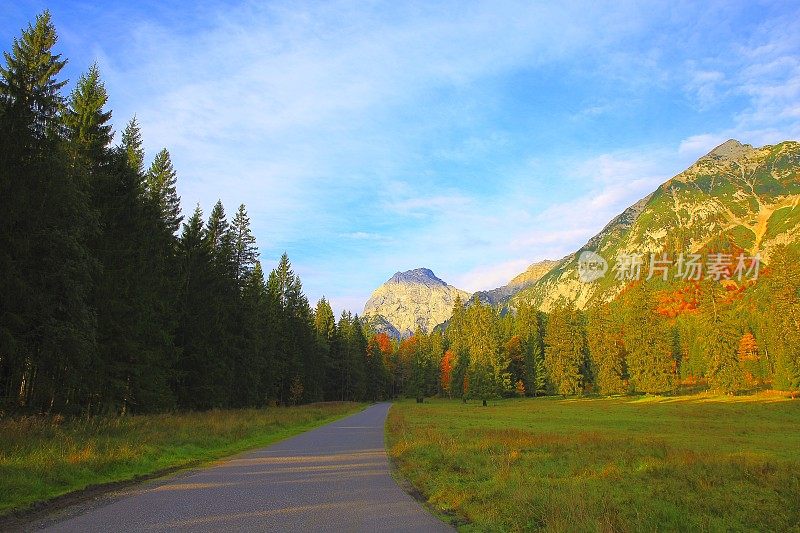 在奥地利Tirol，靠近Karwendel山脉和巴伐利亚阿尔卑斯在德国雄伟的高山景观在金色的秋天，戏剧性的Tirol山脉全景和田园式的Tirol草地，奥地利