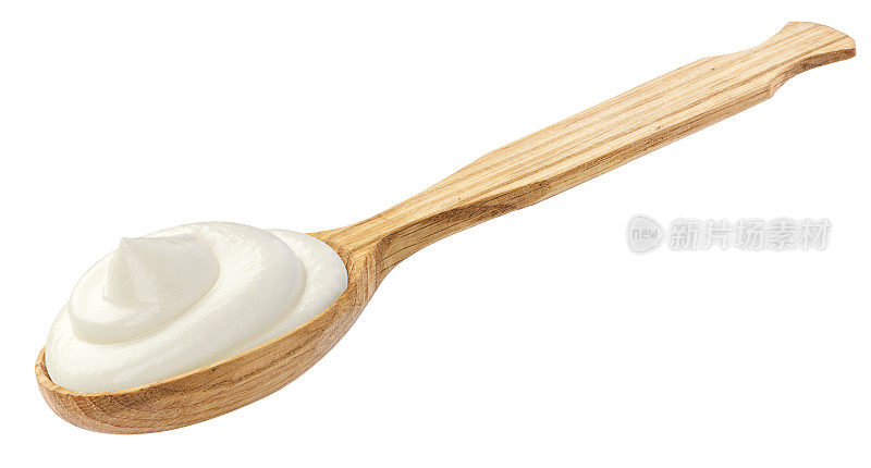 酸奶油在木勺孤立的白色背景