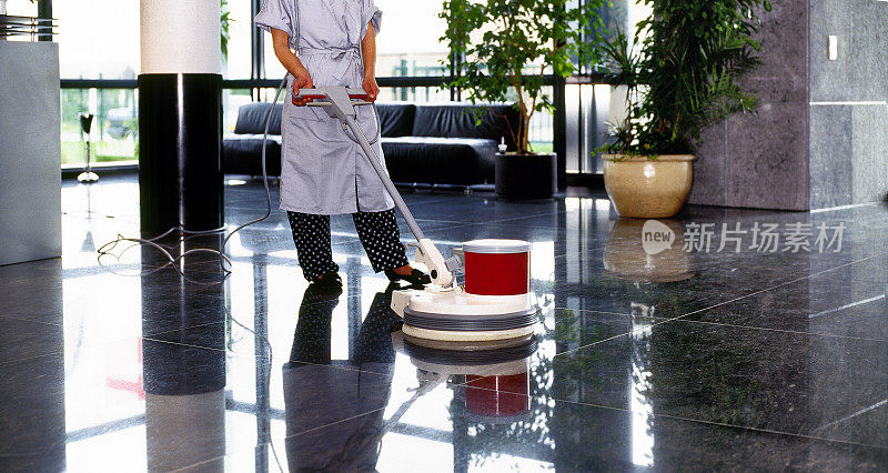 清洁女工用统一的清洁走廊通道楼层