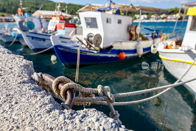 渔船用绳子系在码头上，码头靠近码头