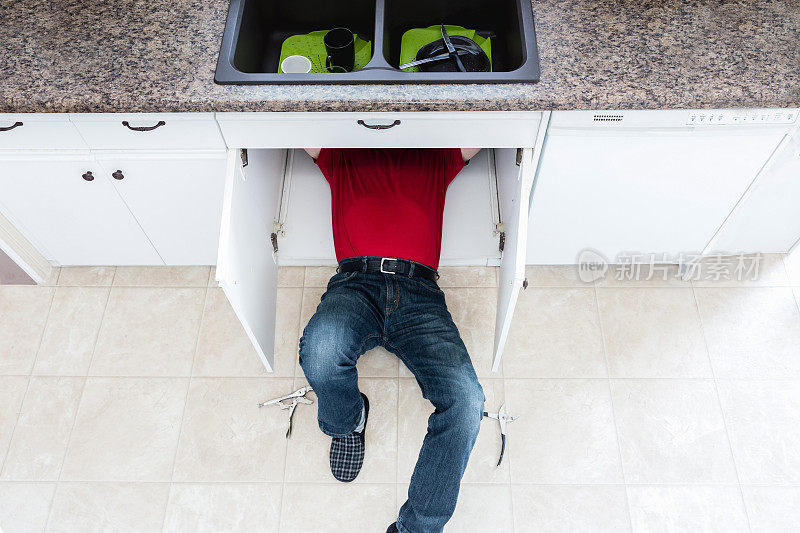 修理厨房柜台下漏水的能手。