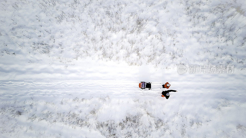 鸟瞰图家庭雪鞋户外行走在冬天