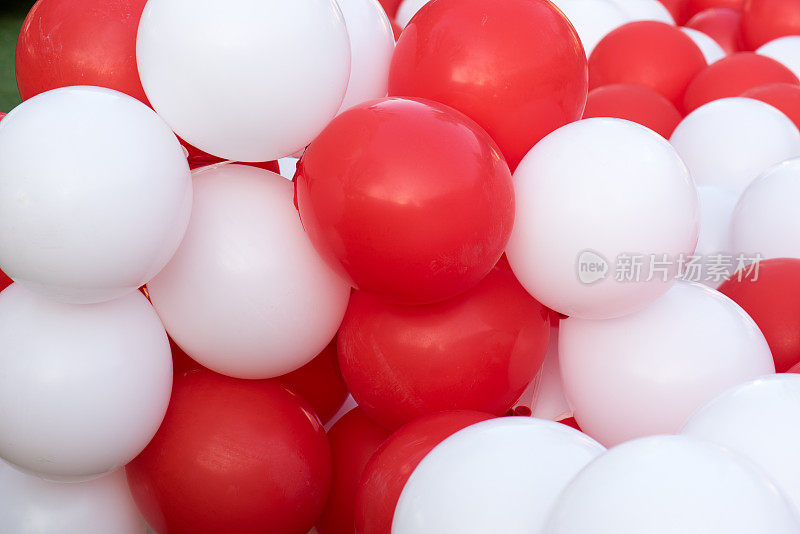 一组不同色调的红色和白色气球