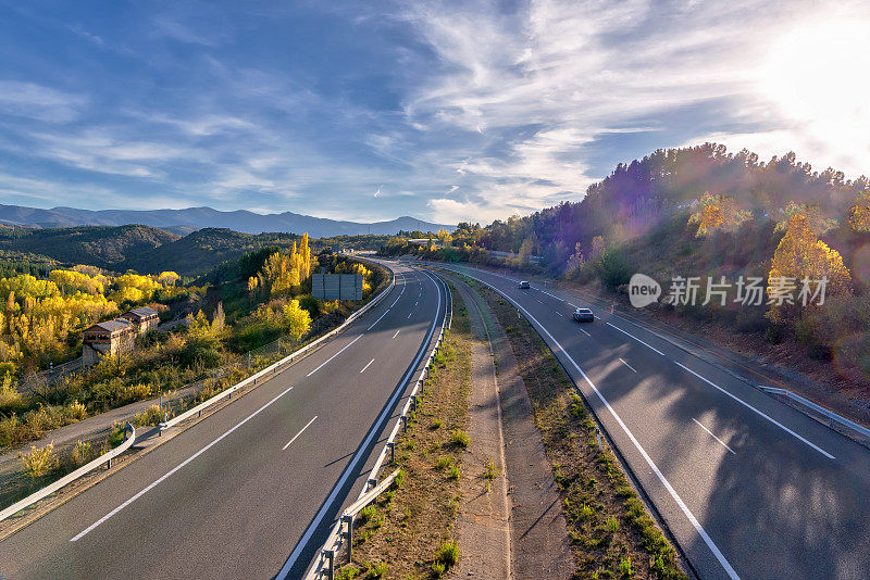 西班牙的A-6高速公路，有秋天的树叶植被;高角度视图