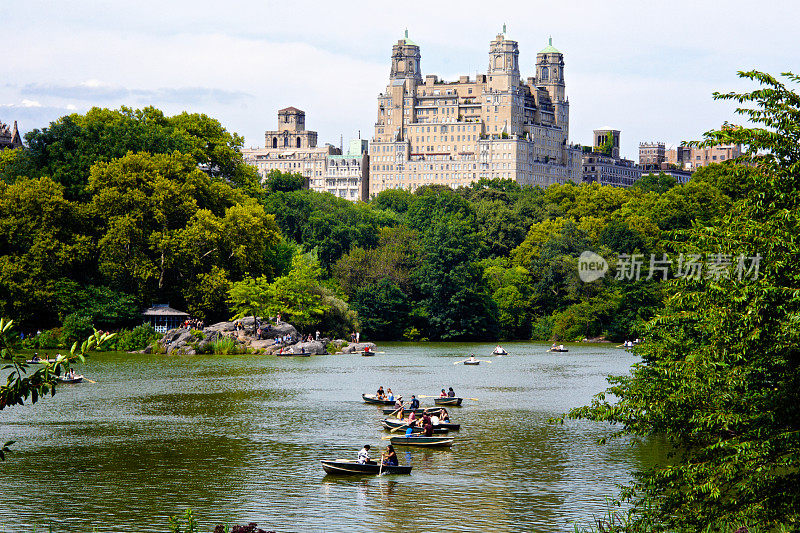人们在中央公园湖和西区城市天际线划艇，曼哈顿，纽约市