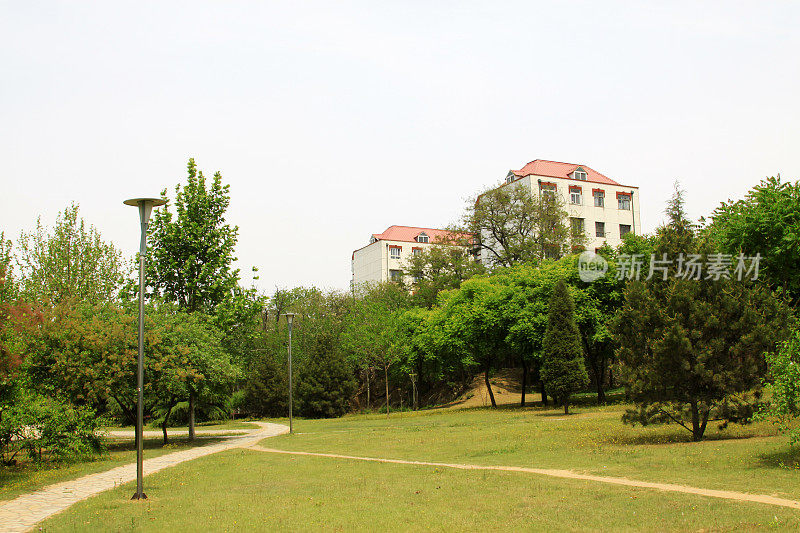 中国河北省唐山市的公园绿地和建筑