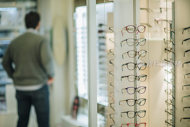 眼镜店里的大群不同的眼镜。
