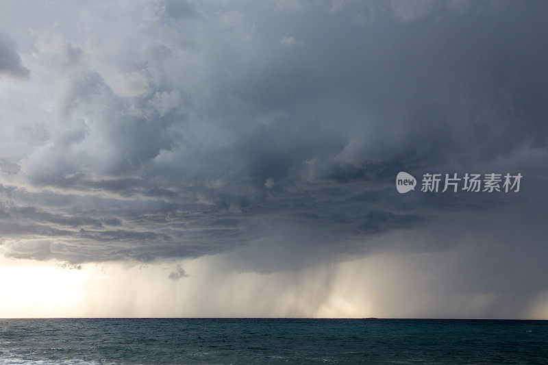 带雨幕的暴风云