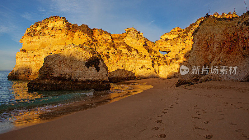 夏末阳光下的葡萄牙阿尔沃海滩海景图片