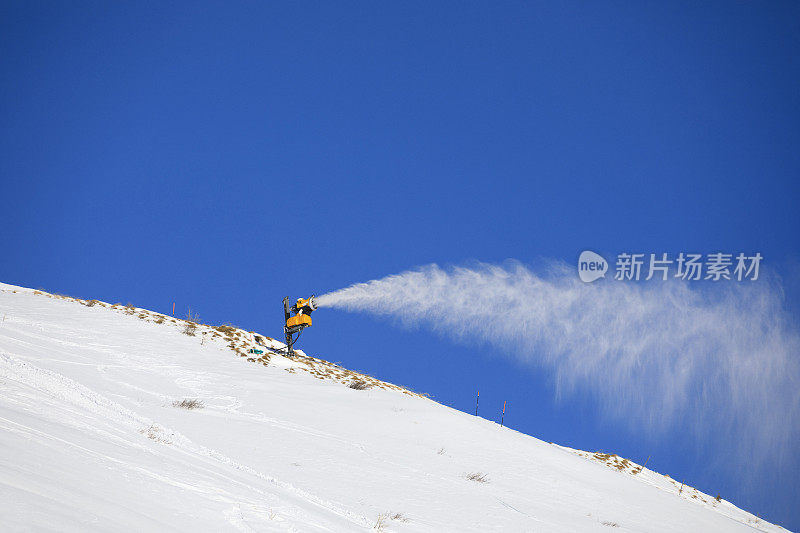 用雪枪造雪。滑雪坡人工下雪。滑雪场设有雪炮-造雪机。大自然美丽的冬天。山顶上刚下过雪。高山景观滑雪场。