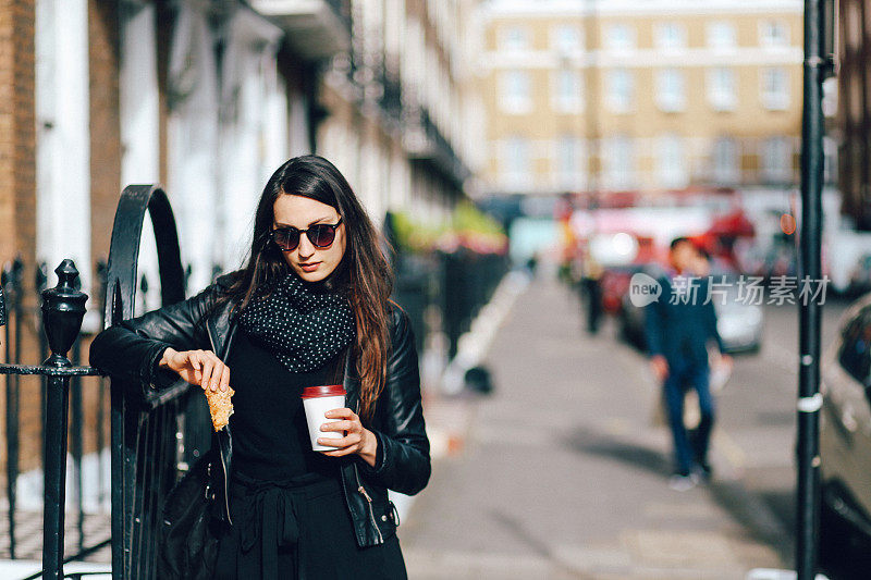 伦敦的年轻女子忙着喝咖啡