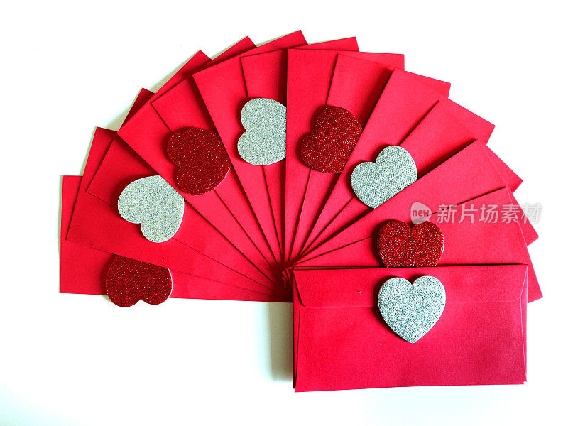信封红色的礼品袋为钱在中国新年孤立在白色的背景。中国新年节日装饰用红心和银心。