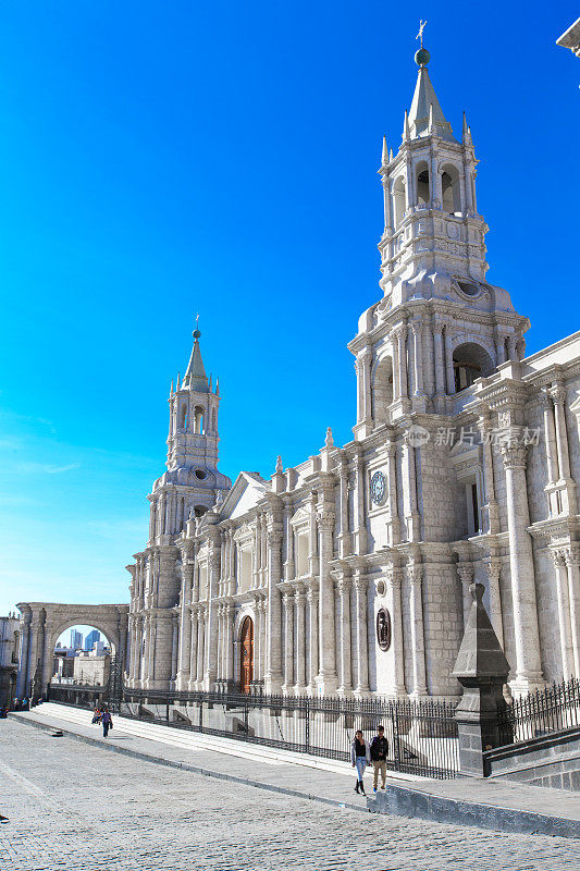 秘鲁阿雷基帕11月9日:2015年11月9日，秘鲁阿雷基帕主广场上有教堂。阿雷基帕的阿马斯广场是秘鲁最美丽的广场之一。