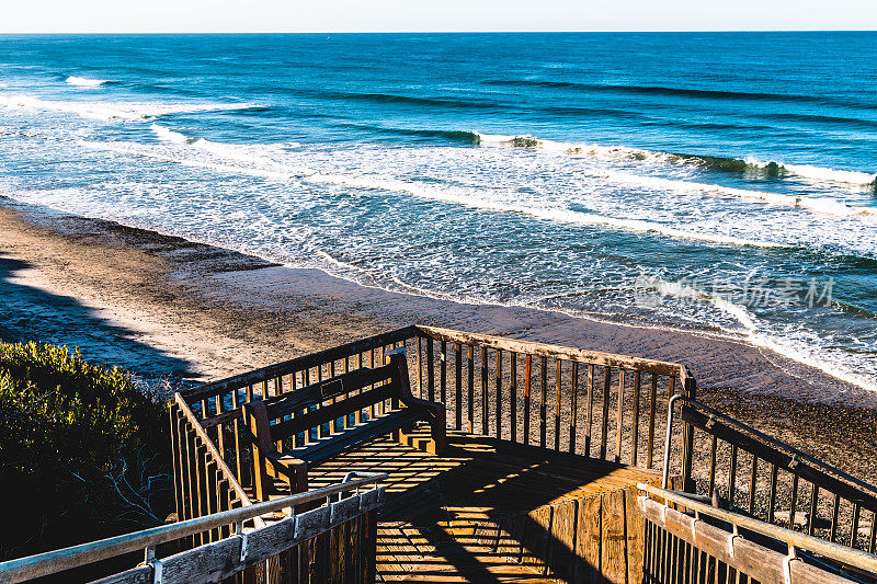 南卡尔斯巴德州立海滩楼梯上的长凳