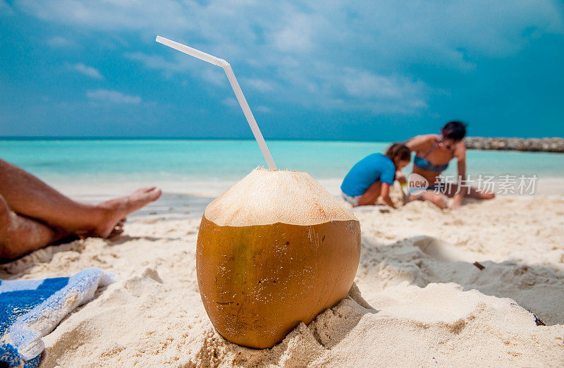 沙滩上的椰子汁和家庭背景