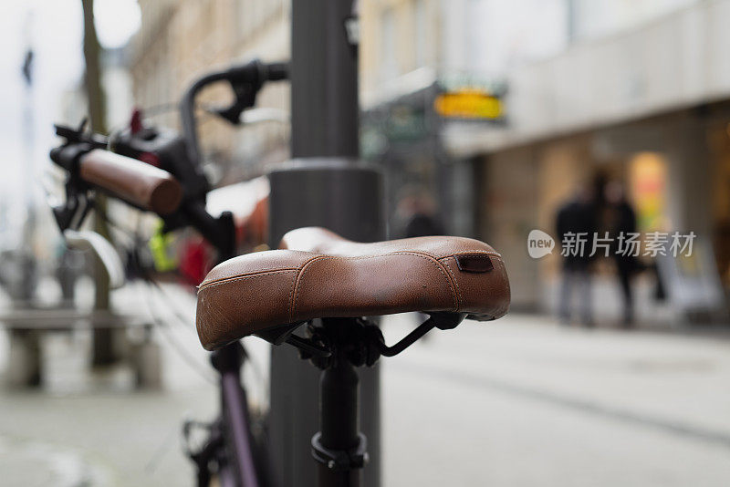 在卢森堡城的格兰德街骑自行车