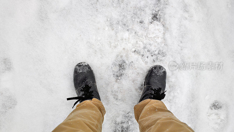 英尺的雪。脚踩在雪地里。