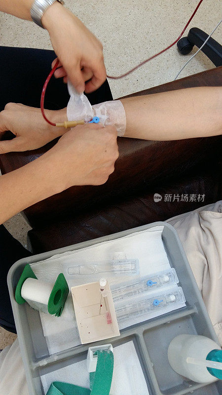 护士为女性献血者采血