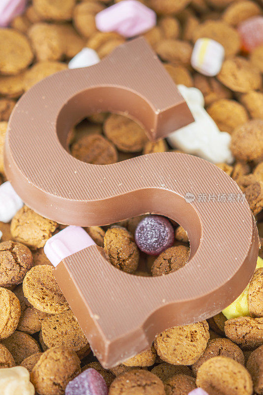 荷兰儿童的节日，在胡椒糖上放上字母S的巧克力