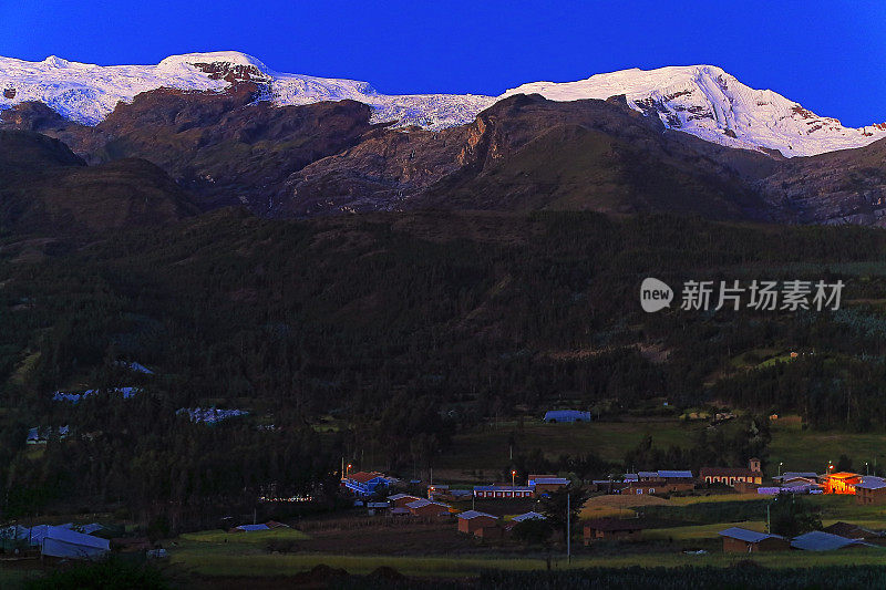 卡帕社区村庄和山脉在科迪勒拉布兰卡的黄昏-秘鲁的Ancash