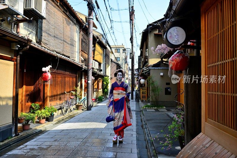 穿着舞子服装的日本女人走在京都祗园街