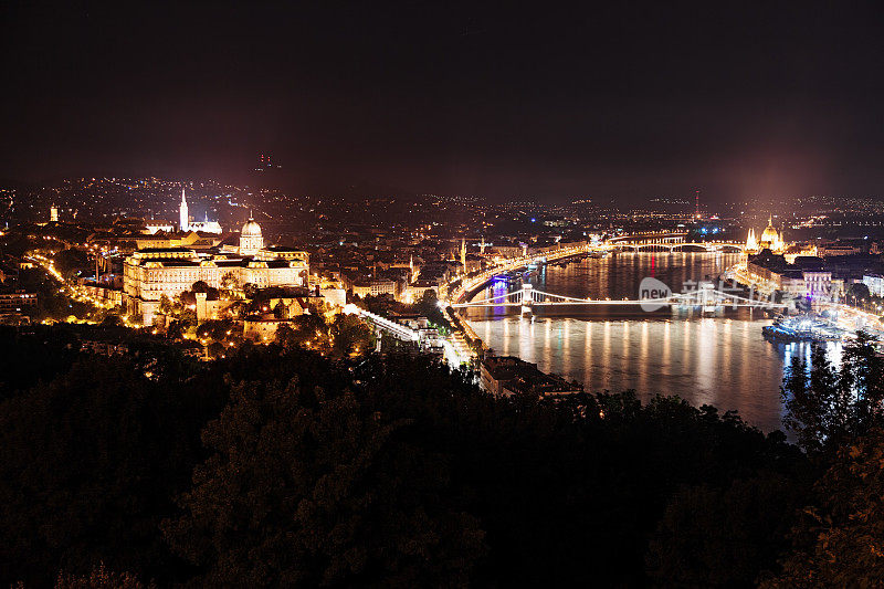 匈牙利布达佩斯和多瑙河的夜景