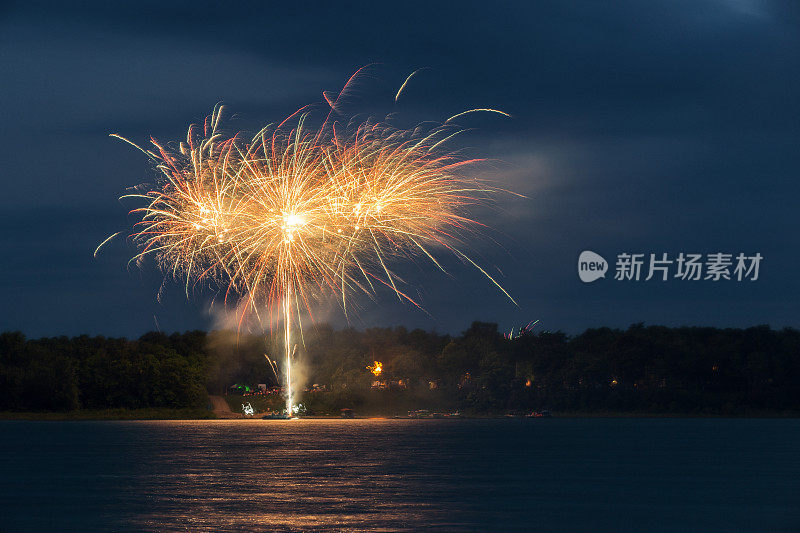 烟花在湖