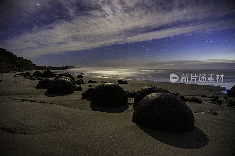 新西兰，莫拉基巨石上的月光