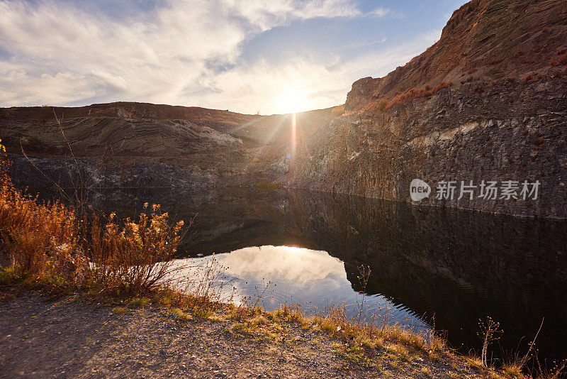 山上的火山湖