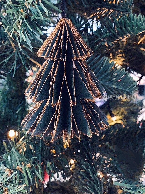 小绿纸树挂在圣诞树上