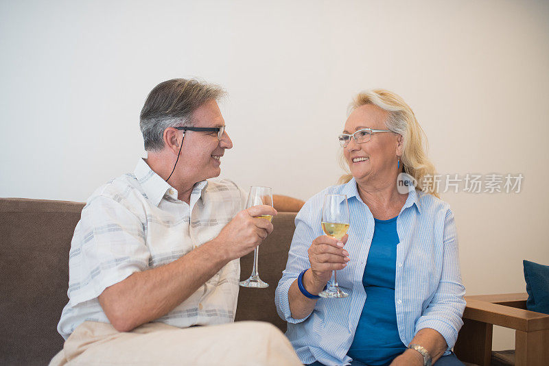 老年夫妇喝酒