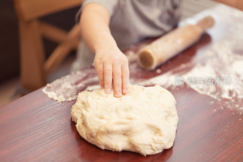 小男孩用面粉做披萨或意大利面