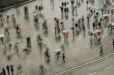 巴塞罗那人们撑着雨伞的鸟瞰图