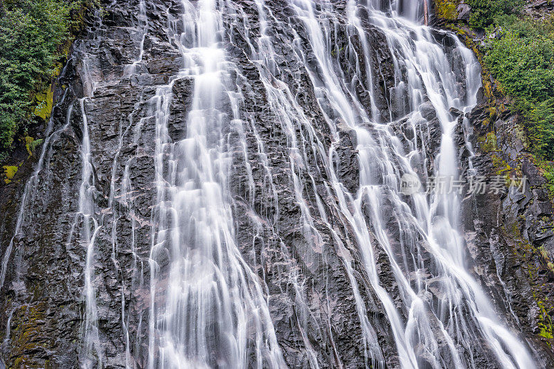 美国华盛顿州雷尼尔山国家公园内的那拉达瀑布